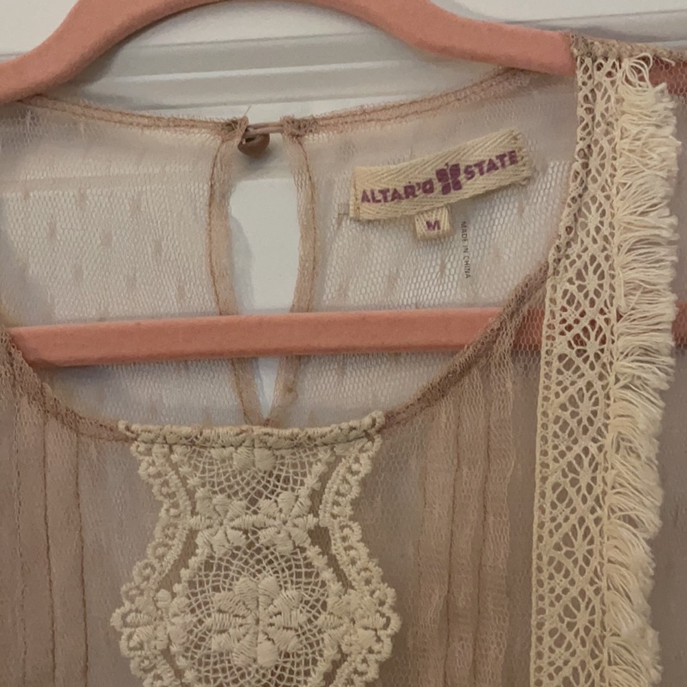 Altar’d State Women’s Cream Lace Sheer Sleeveless Blouse Size M in EUC - Picture 2 of 10